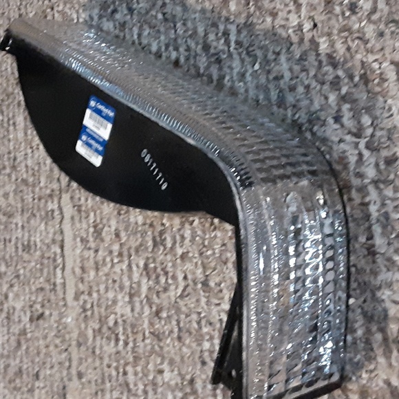 Jeep Grand Cherokee RH Turn Signal / Parking Light by TYC - Picture 5 of 5